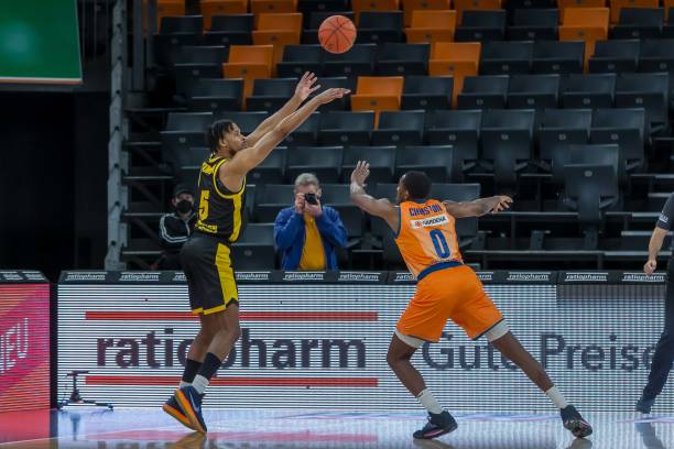 在揭幕战中 在揭幕战中